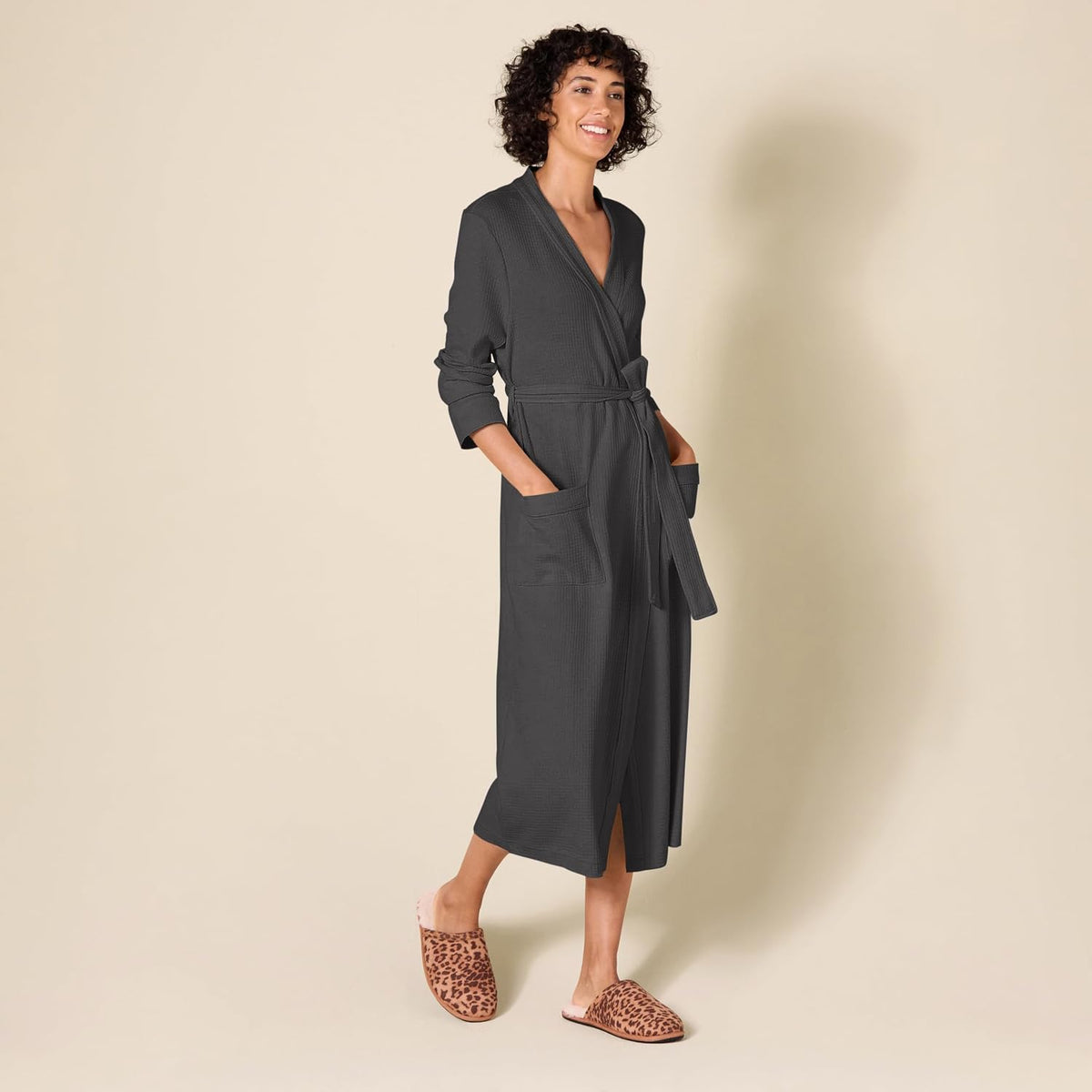 Amazon Essentials Women's Lightweight Waffle Bath Robe (Available in Plus Size)